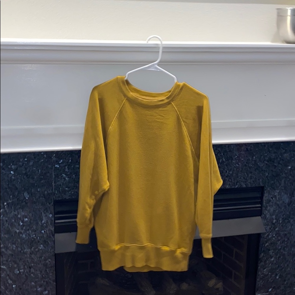 American eagle sweatshirt **has pockets**